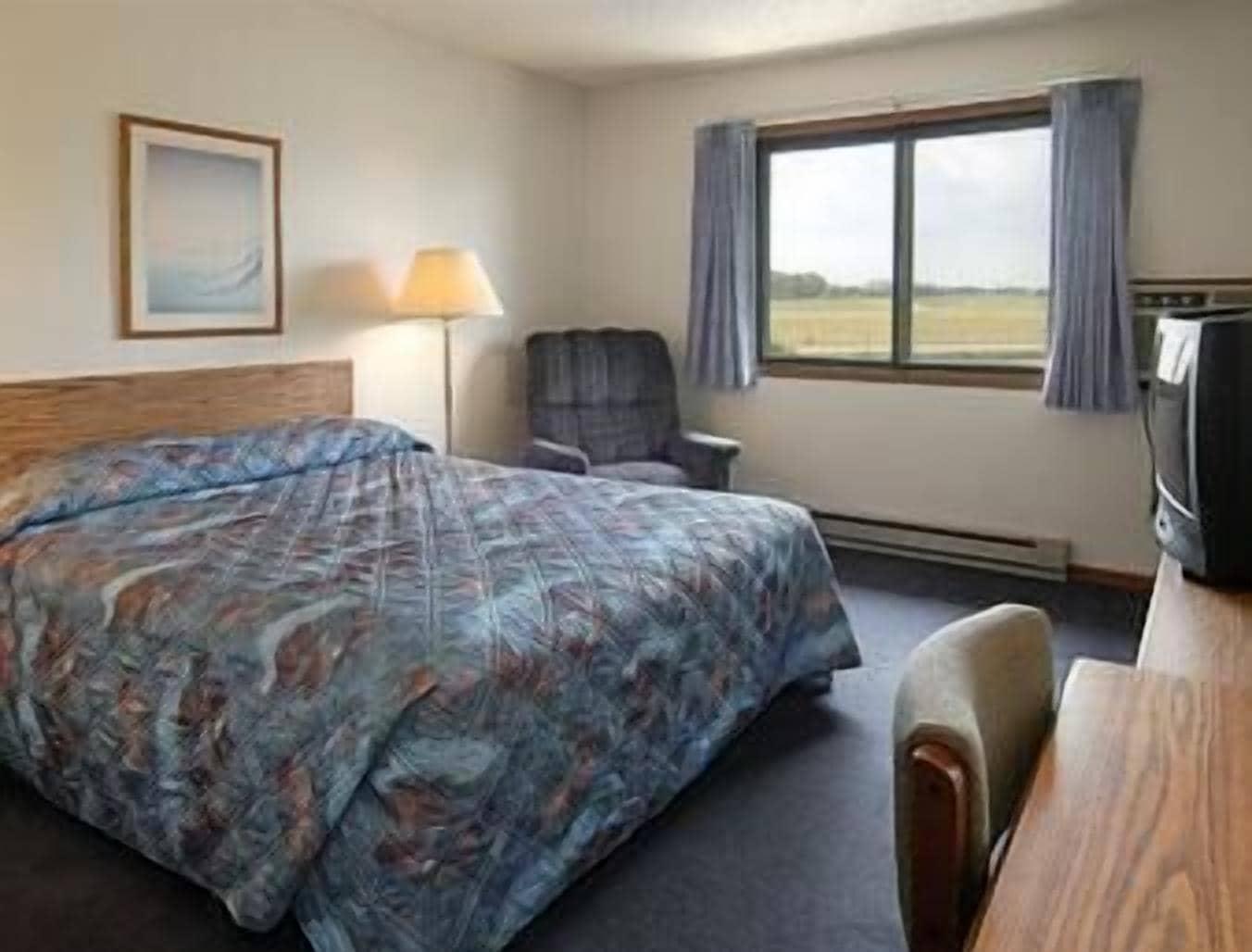 Baymont By Wyndham Oshkosh Airport Hotel Room photo