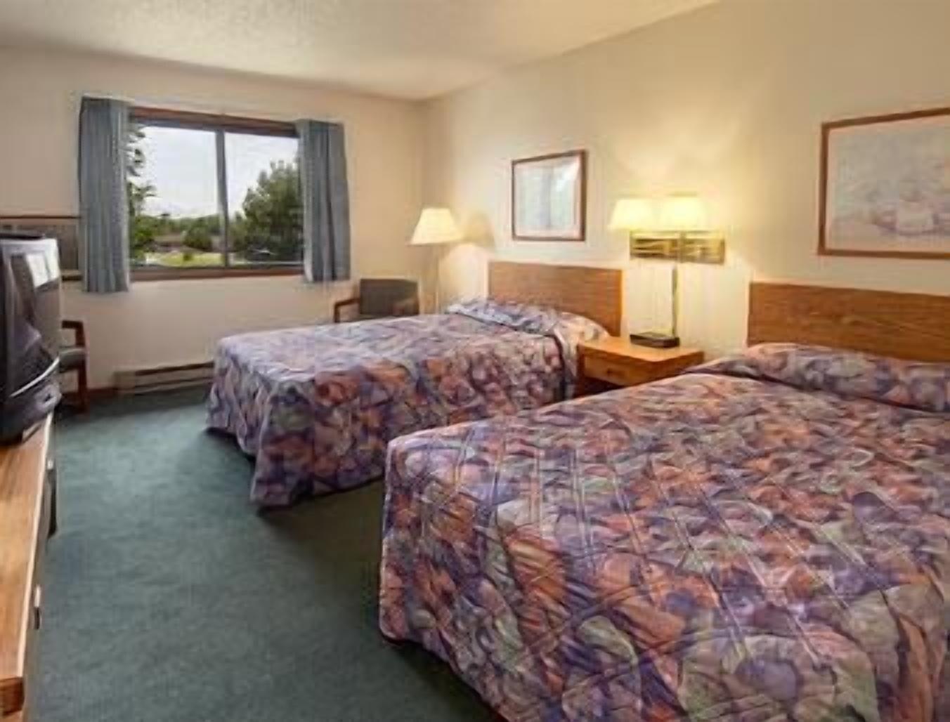 Baymont By Wyndham Oshkosh Airport Hotel Room photo