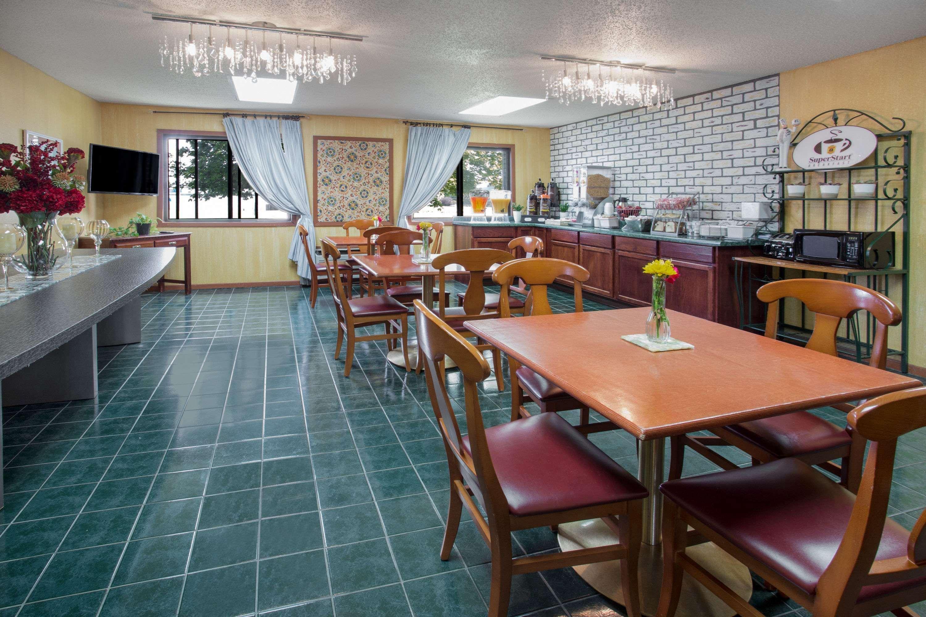 Baymont By Wyndham Oshkosh Airport Hotel Exterior photo