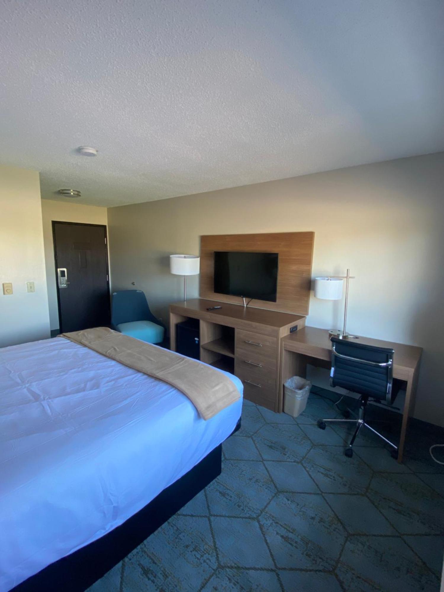 Baymont By Wyndham Oshkosh Airport Hotel Exterior photo