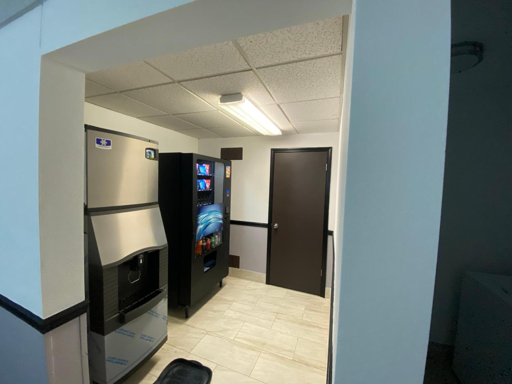 Baymont By Wyndham Oshkosh Airport Hotel Exterior photo