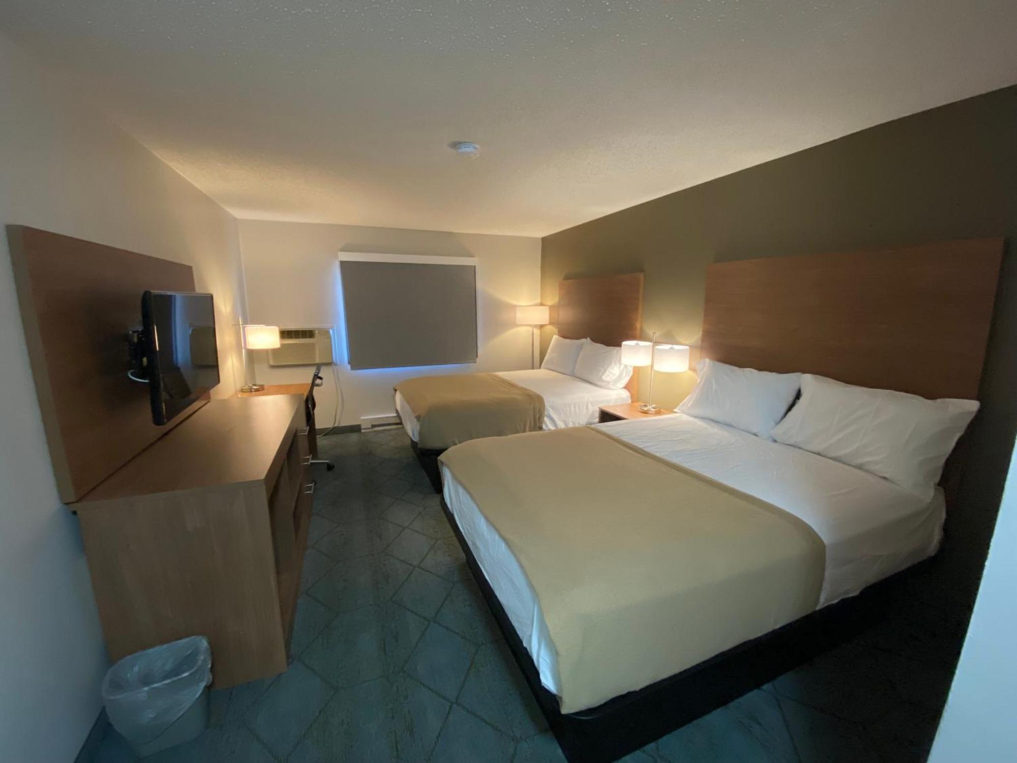 Baymont By Wyndham Oshkosh Airport Hotel Exterior photo