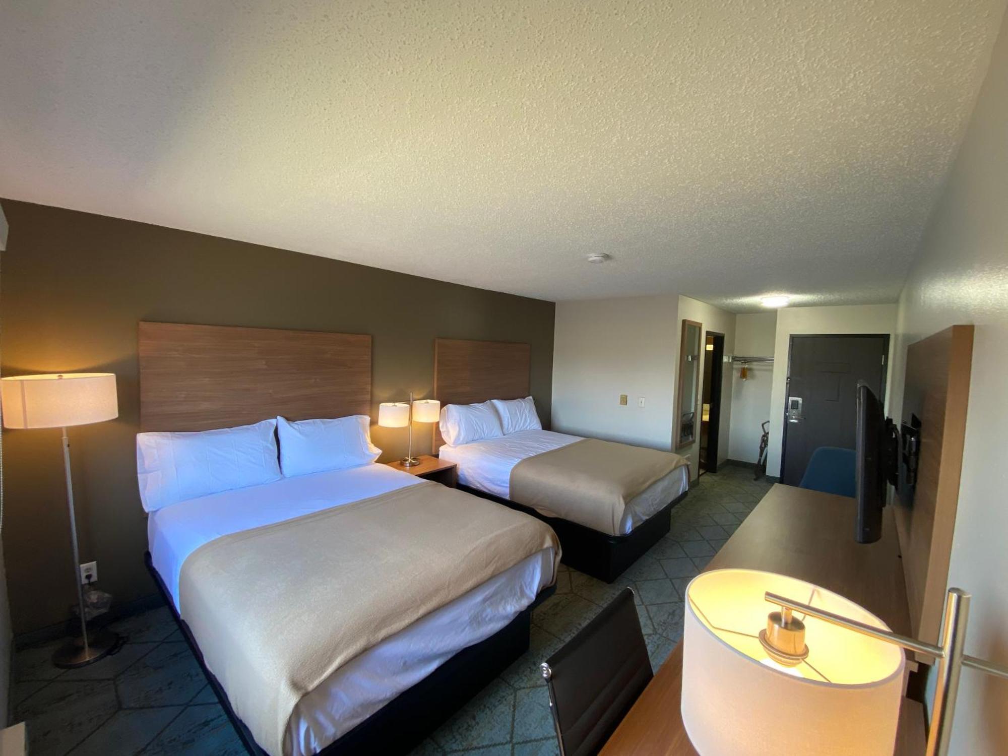 Baymont By Wyndham Oshkosh Airport Hotel Exterior photo