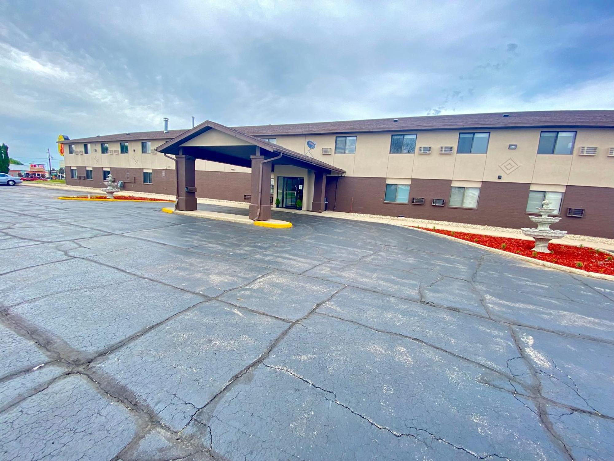 Baymont By Wyndham Oshkosh Airport Hotel Exterior photo