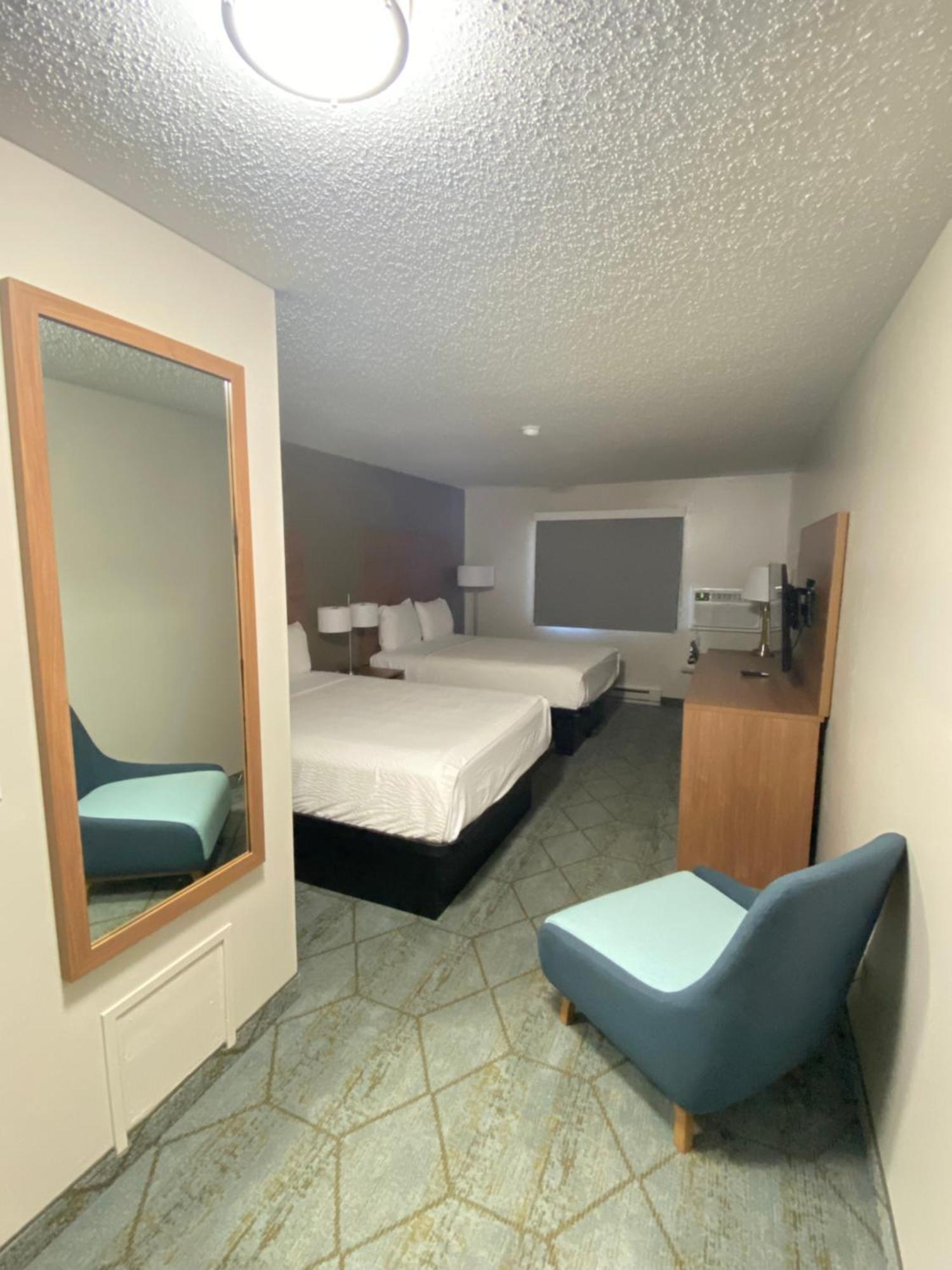 Baymont By Wyndham Oshkosh Airport Hotel Exterior photo