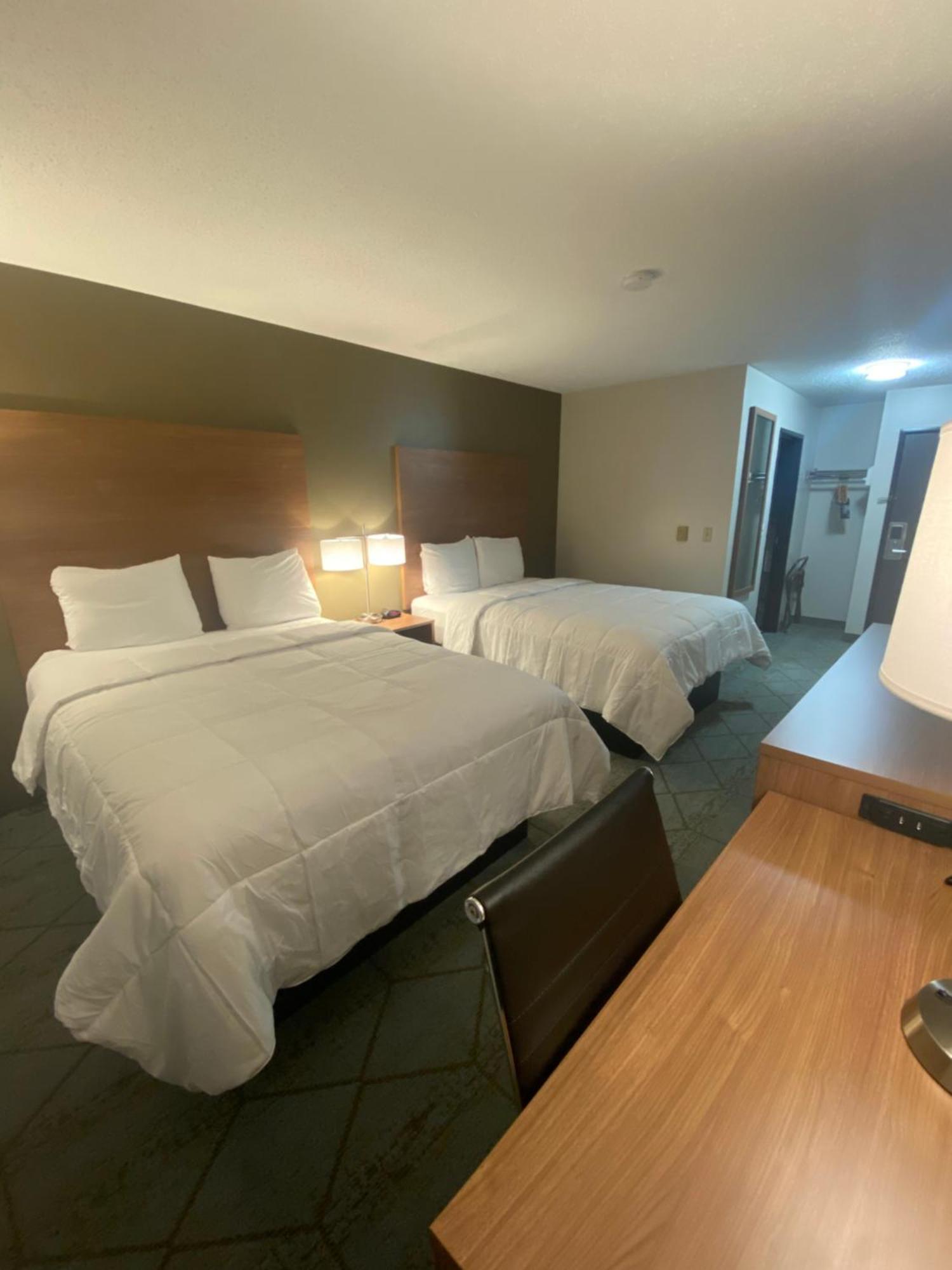 Baymont By Wyndham Oshkosh Airport Hotel Exterior photo