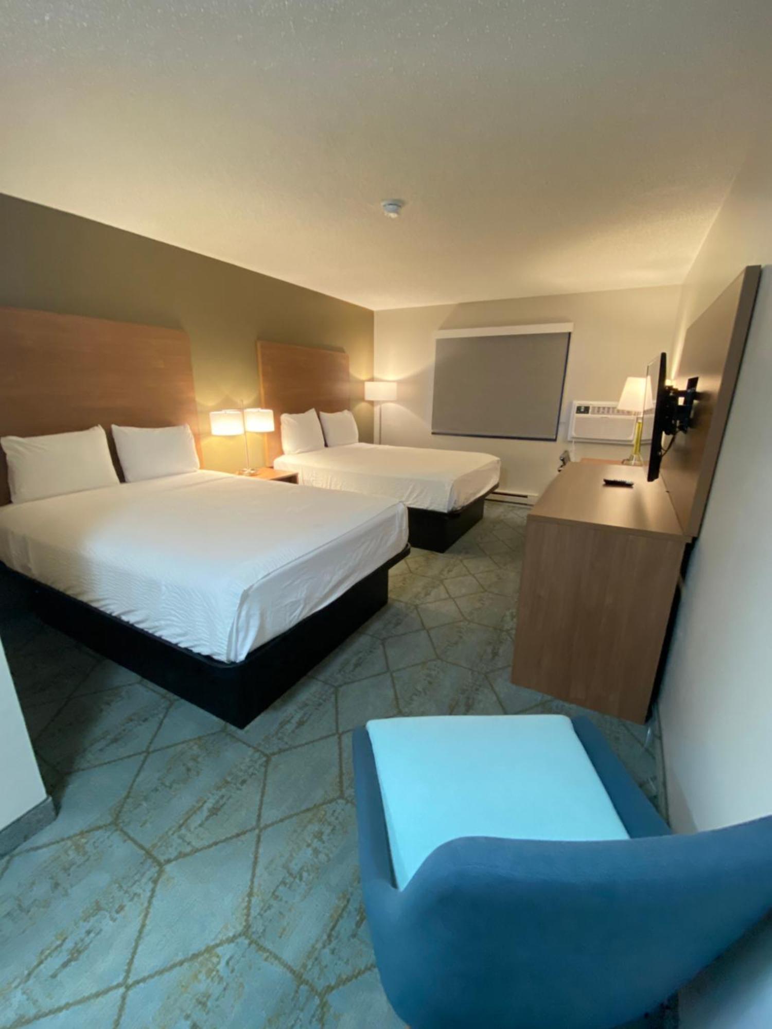 Baymont By Wyndham Oshkosh Airport Hotel Exterior photo