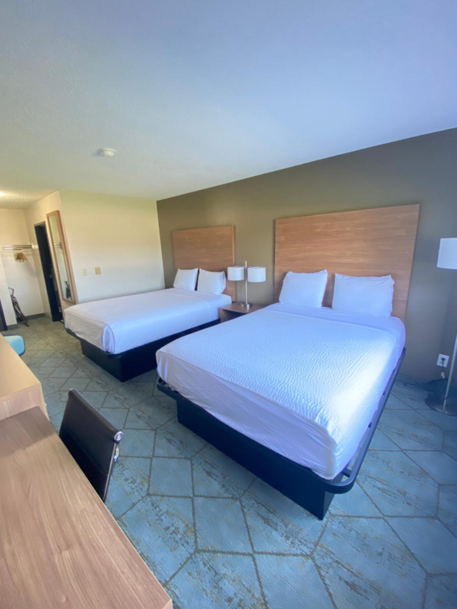 Baymont By Wyndham Oshkosh Airport Hotel Exterior photo