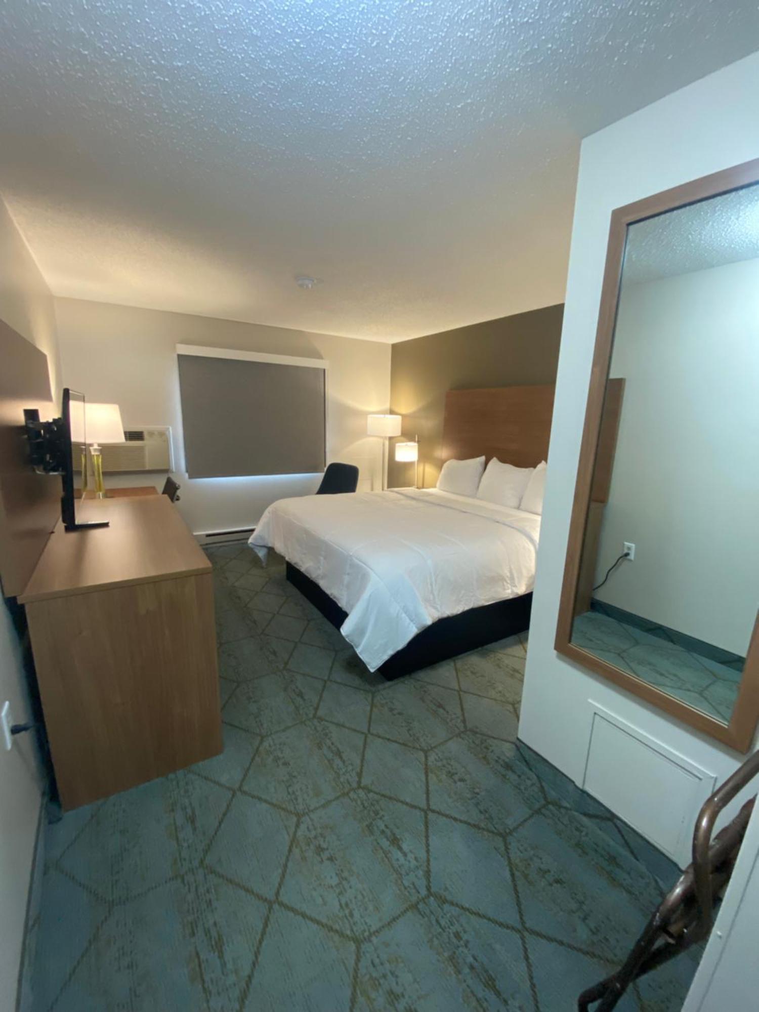 Baymont By Wyndham Oshkosh Airport Hotel Exterior photo