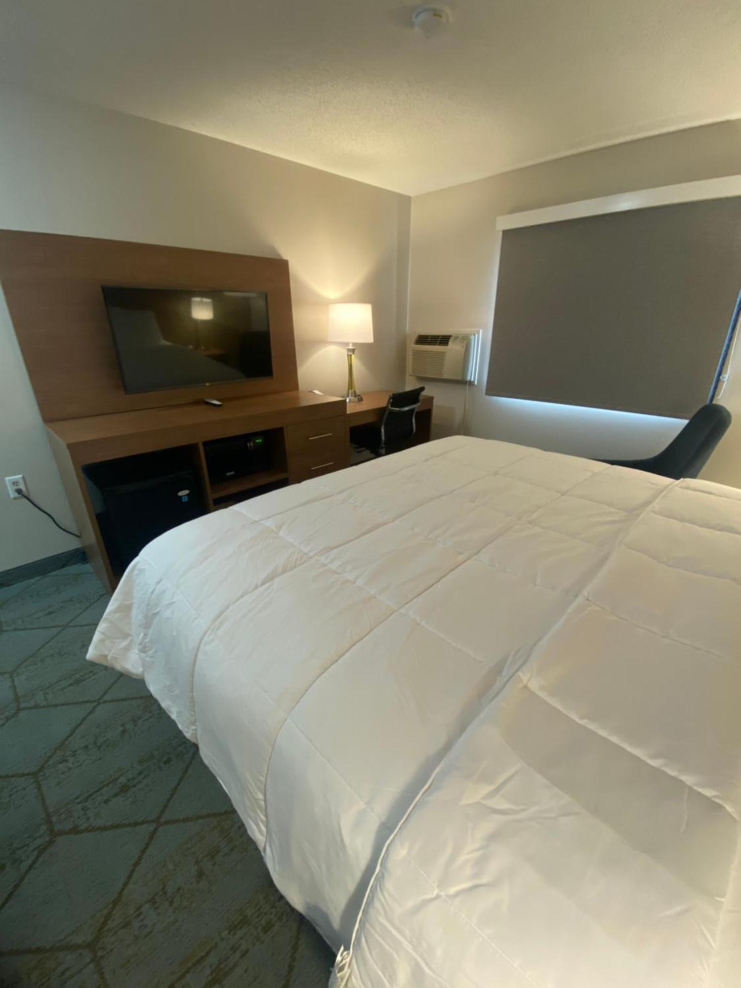 Baymont By Wyndham Oshkosh Airport Hotel Exterior photo